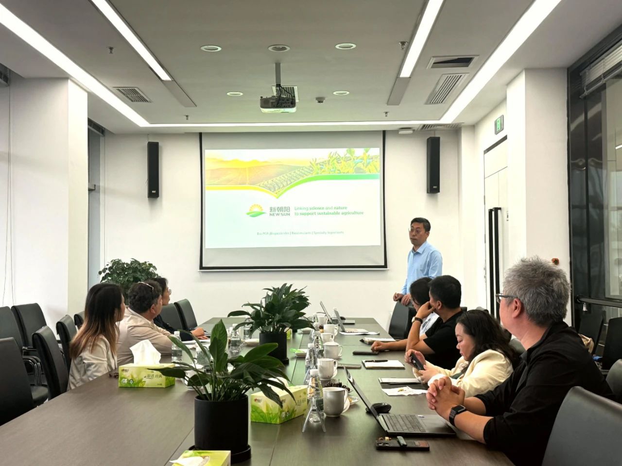 以色列駐成都總領(lǐng)事代表團(tuán)一行蒞臨新朝陽參觀交流，共探中以農(nóng)業(yè)科技協(xié)同發(fā)展之路